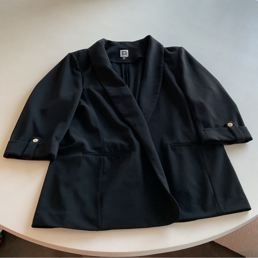 Anne Klein Black Blazer
3/4 sleeves
